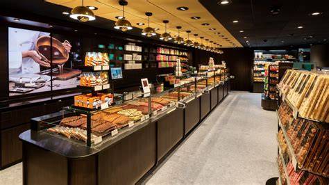 Innenansicht Confiserie mit Pralinen-Auslage