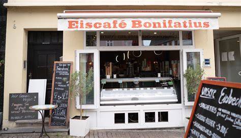 Innenansicht Eiscafé Bonifatius mit typisch italienischem Ambiente