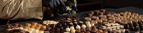 Innenansicht HEILEMANN Shop mit Pralinenregal