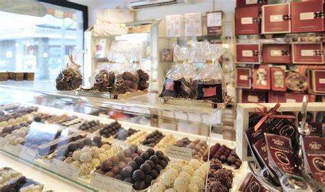 Innenansicht Schoko Kasper: Pralinentheke und Naschbar