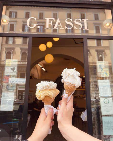 Innenansicht der Gelateria Fassi, Art-déco-Architektur und große Eishalle