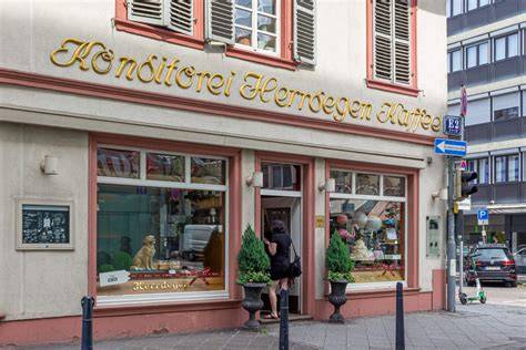 Innenansicht der Herrdegen Konditorei Mannheim mit nostalgischem Café