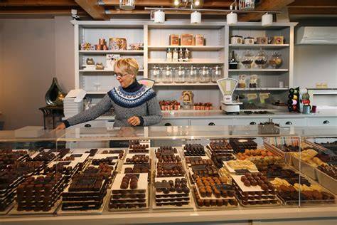 Innenansicht der Schokoladenmanufaktur mit Seeblick, Theke, Kaffee und Pralinen