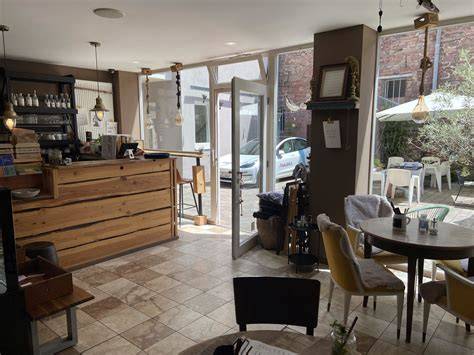 Innenansicht des Café Lauterbach mit Kuchentheke und Sitzplätzen