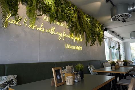 Innenansicht des Cafés mit liebevoller Dekoration