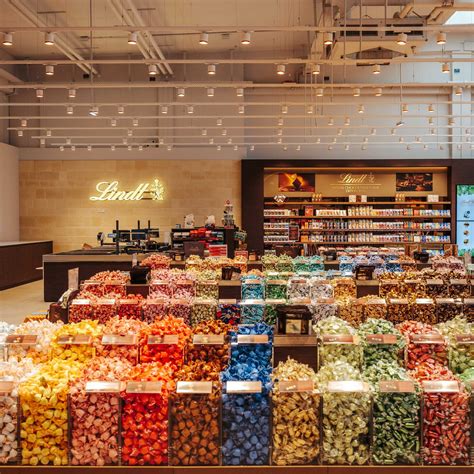 Innenansicht des Lindt Factory Outlet Aachen mit Regalen und Produkten