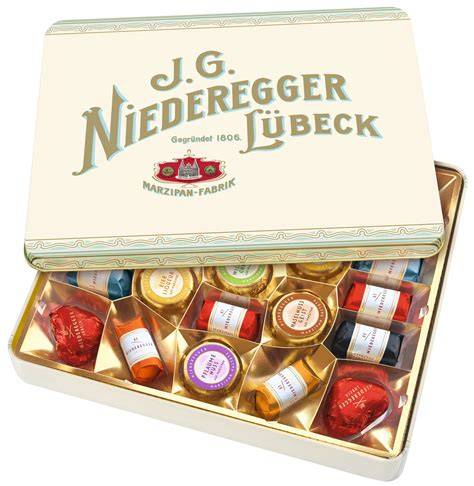 Innenansicht des Niederegger Marzipanmuseums mit historischen Holzformen