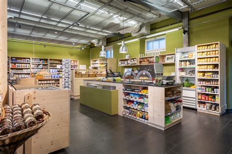 Innenansicht des Werksverkaufs mit Regalen voller Simmler Konfitüren und Probierstation