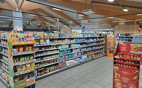 Innenansicht eines Kaufland-Markts mit Süßwarenregal und Lindt-Aufsteller