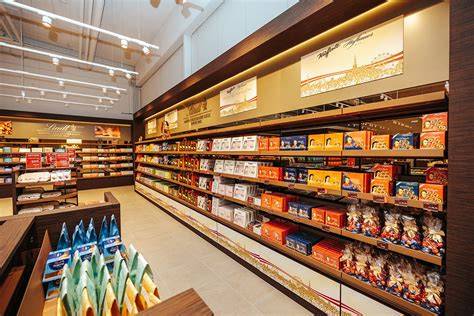 Innenansicht eines Schokoladen‑Outlets mit Regalen voller Pralinen