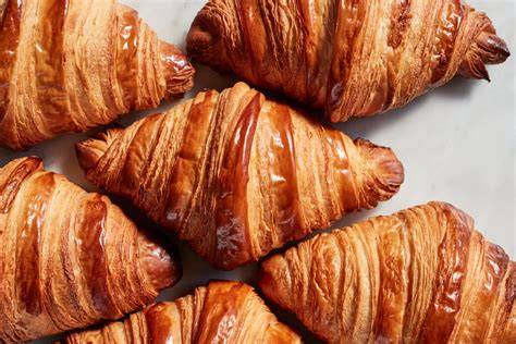 Innenansicht eines aufgeschnittenen Croissants mit Fruchtfüllung