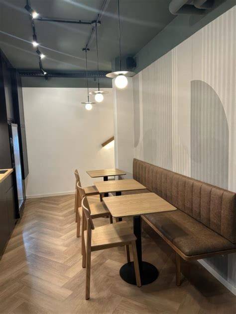 Innenansicht eines minimalistischen Dessert-Lokals an der Brückstraße mit Bubble-Waffel-Theke