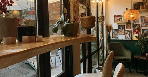 Innenansicht gemütliches Café, Wohnzimmer-Feeling