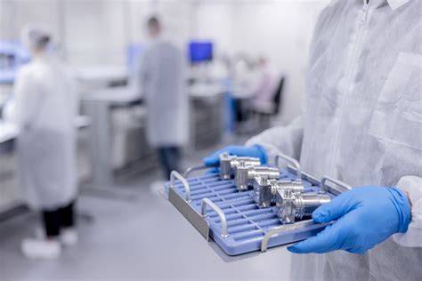 Innenansicht gläserne Lebkuchenmanufaktur mit Mitarbeitern bei der Produktion