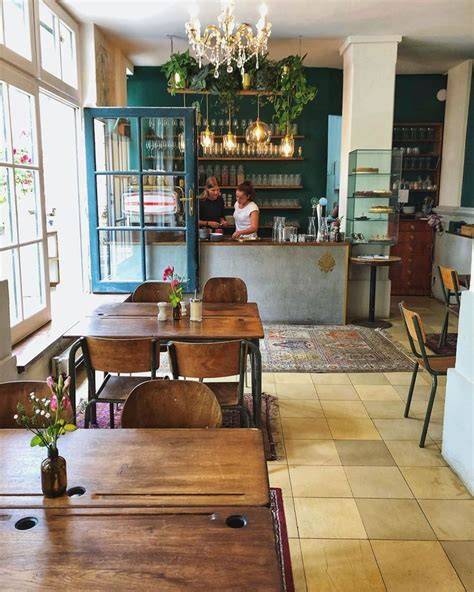 Innenansicht kleines Café mit 10 Sitzplätzen und frischen Torten