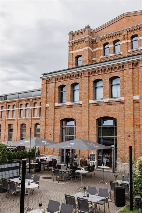 Innenansicht und Raumaufteilung Restaurant Zucker (Loftcharakter, Bogenfenster, Deko)