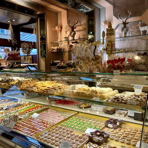 Innenansicht und Tortenvitrine im Café Graupner