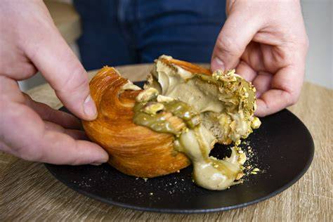 Innenansicht von Croissant Couture mit elegantem, minimalistischem Design