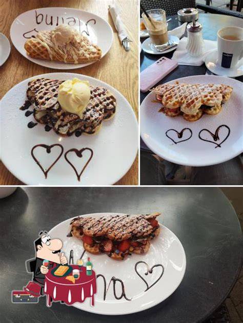 Innenansicht von Mrs. Waffel Harburg mit Theke, Waffeleisen und Auswahl an Toppings
