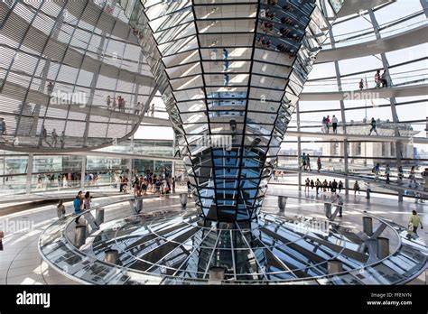 Innenansichten: Glaskuppel, Ausstellungsstücke und Verkostungsbereich des Museums
