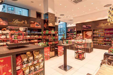 Innenaufnahme Lindt Boutique mit Pralinen und Café-Tischen