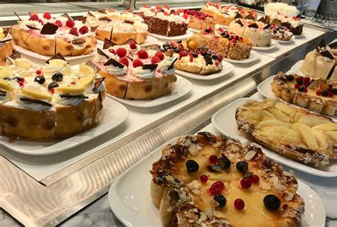 Innenbereich des Café Pudding mit Tortenbuffet