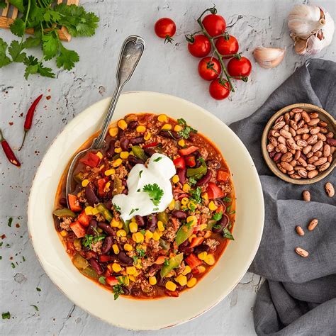 Innenillustration: Don Arne und Freunde beim Chili con Carne