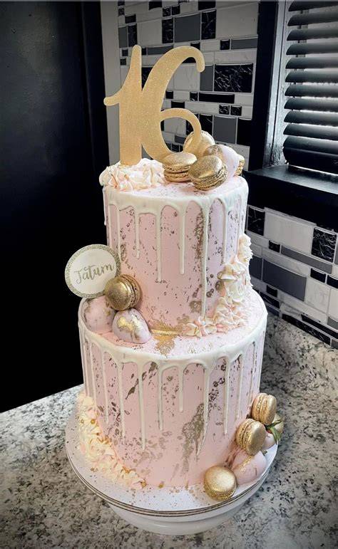 Innenleben einer Sweet 16 Torte: Biskuitschichten und Cremefüllungen