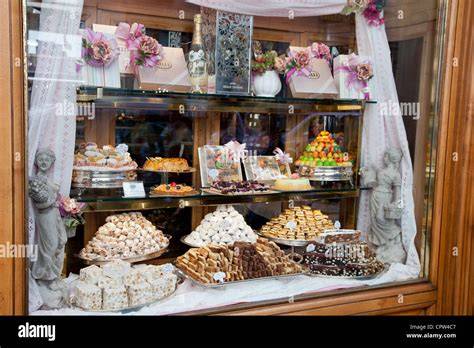 Innenraum Balim Café mit Torten und Kuchen im Schaufenster