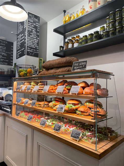 Innenraum Café Vincent mit Vitrine und Käsekuchenstücken