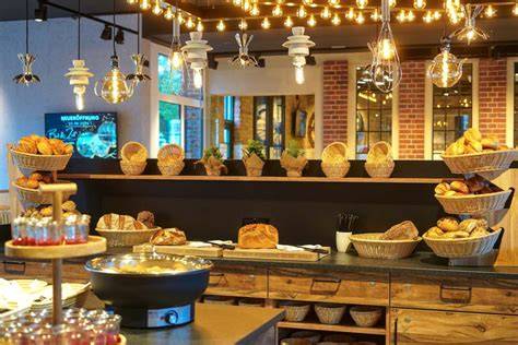 Innenraum des Cafés mit Frühstücksbuffet und Tortenauslage