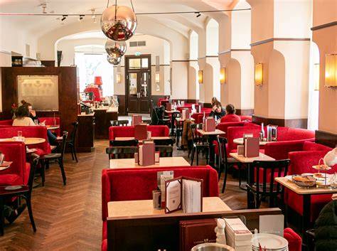 Innenraum im Wiener Kaffeehaus-Stil im Café Baumann mit Torten-Theke