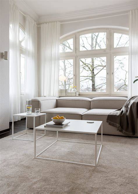 Innenraum mit hohen Decken, Samtsofa und Blick auf die Spree