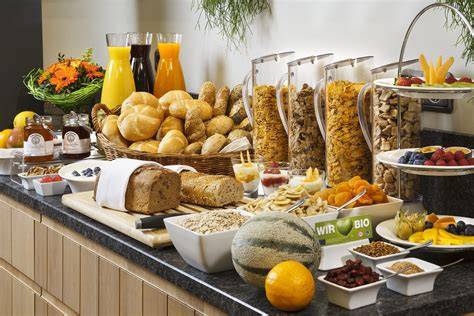Innenraum und Frühstücksbuffet des Cafe Salz & Zucker in Korbach, Auswahl an Backwaren und warmen Speisen