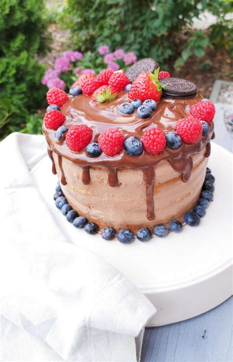 Inspiration: Smash Cake mit pastellfarbener Creme und Beeren