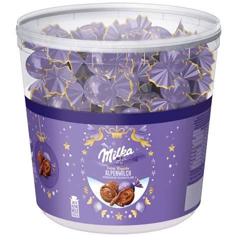 Instant-Kaffee-Sticks neben Milka Schokolade