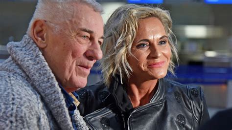 Intensive Pflege von Heinz Hoenig durch Ehefrau Annika Kärsten-Hoenig im Krankenhaus
