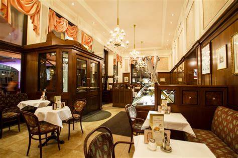 Interieur des Café Demel mit klassischem Wiener Ambiente