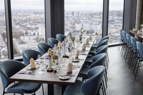 Interieur des Restaurants mit gedecktem Tisch und amerikanischer Speisekarte