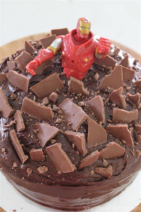 Iron Man Torte in spektakulärem Design auf Geburtstagstafel