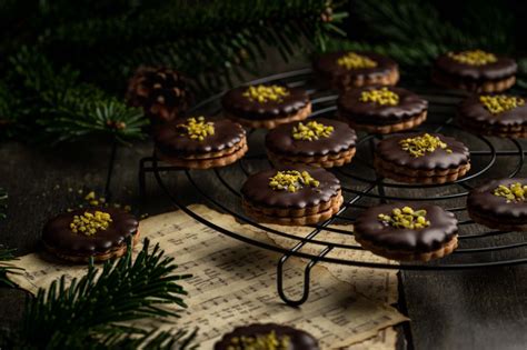 Ischler Plätzchen nach dem Backen - befüllt und mit Schokolade sowie Pistazien dekoriert