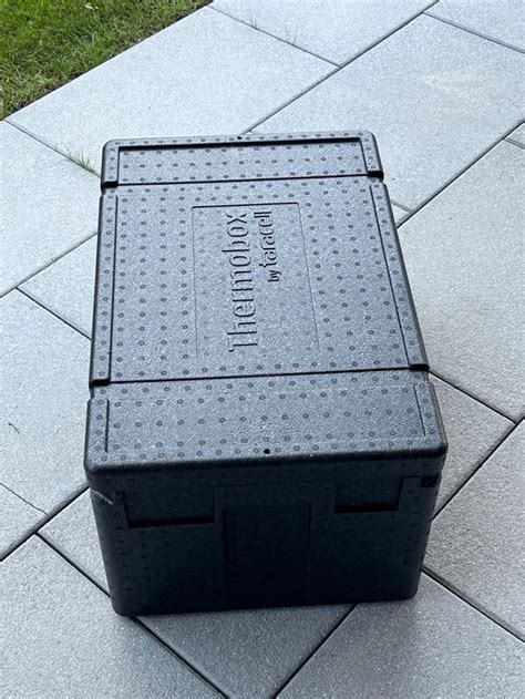 Isolierbox geöffnet mit Kuchen auf Cakeboard