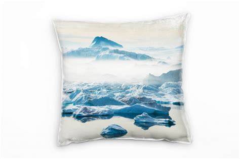 Isomalt-Eisberge in Blau als Deko neben Schneeflocken-Keksen