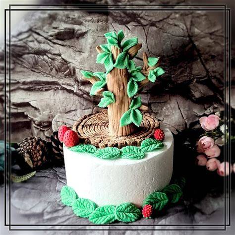 Isomalt-Eiswürfel und Schokoladenflasche als Tortendeko