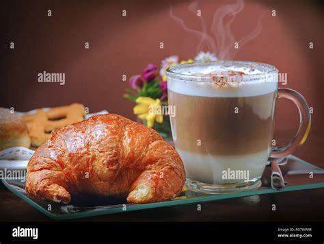Italienische Bar mit Cornetto und Cappuccino