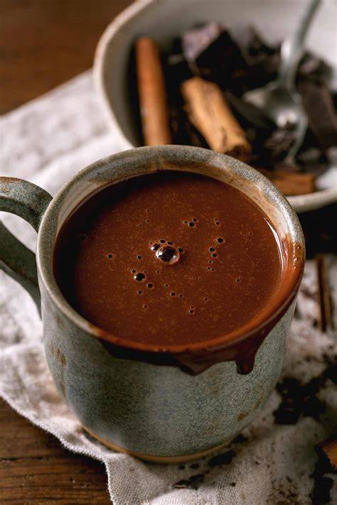Italienische Cioccolata Calda in Tasse mit Cantuccini