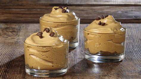 Italienische Crema al Caffè in Café-Gläsern