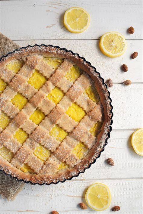 Italienische Crostata mit Gitter aus Mürbeteig