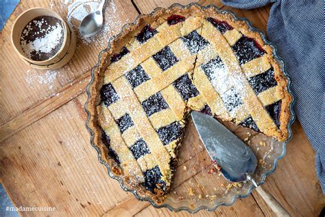 Italienische Crostata mit Marmelade und Gitter