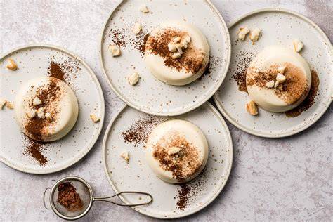 Italienische Desserts Auswahl: Tiramisu, Panna Cotta, Gelato